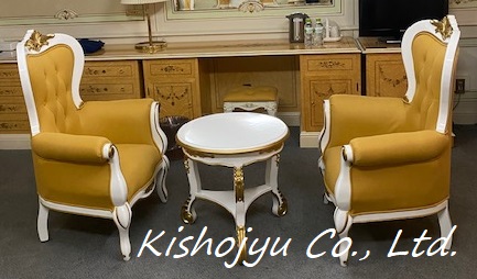 ゴールドで装飾した特注布貼りソファーとテーブル