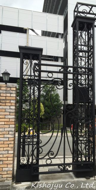 ロートアイアン製ゲートの柱部分