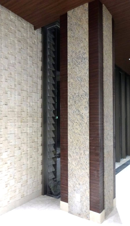 MK-121  YAホールエントランス壁面　ライムストーン・マクタンストーン・石モザイク・加工石材・デザインストーン・古レンガ貼・割石貼・石乱貼