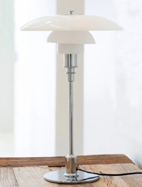 北欧テイストのスタイリッシュなスタンドライト「SST-11」消灯時 北欧テイストのスタイリッシュなスタンドライト「SST-11」消灯時