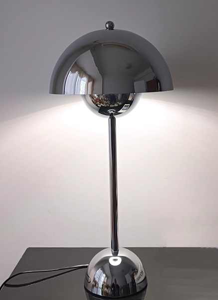 モダンなデザインのスタンドライト「SST-12」1灯