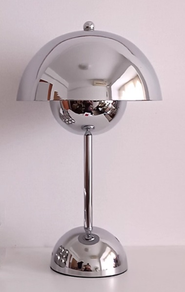 モダンなデザインのスタンドライト「SST-12」消灯時 モダンなデザインのスタンドライト「SST-12」消灯時