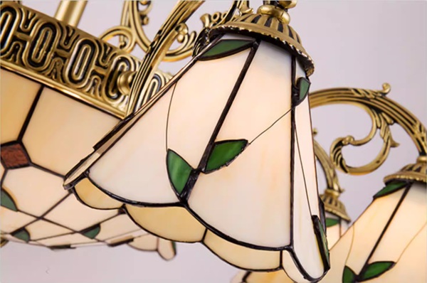 リーフをモチーフにしたステンドグラスのシェードがステキなアンティーク調シャンデリア「DSSK-1127-3」シェード