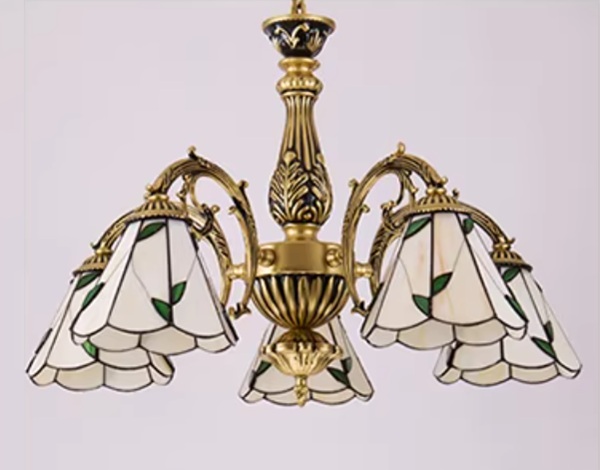リーフをモチーフにしたステンドグラスのシェードがステキなアンティーク調シャンデリア「DSSK-1127-3」消灯時
